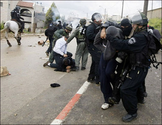 مواجهات واعتقالات وقنابل مسيلة للدموع في أم الفحم صورة رقم 5 مواجهات واعتقالات وقنابل مسيلة للدموع في أم الفحم صورة رقم 5