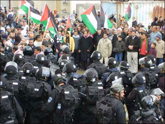 مواجهات واعتقالات وقنابل مسيلة للدموع في أم الفحم صورة رقم 6 مواجهات واعتقالات وقنابل مسيلة للدموع في أم الفحم صورة رقم 6