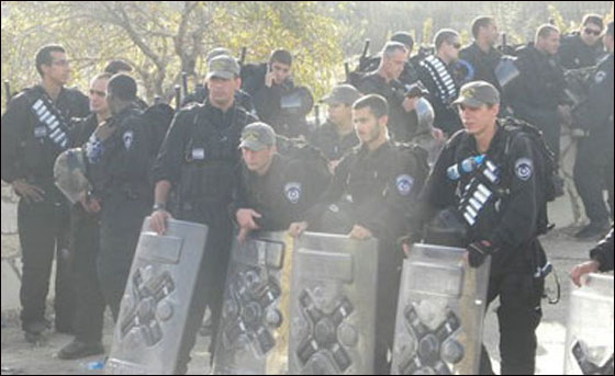 مواجهات واعتقالات وقنابل مسيلة للدموع في أم الفحم صورة رقم 7 مواجهات واعتقالات وقنابل مسيلة للدموع في أم الفحم صورة رقم 7