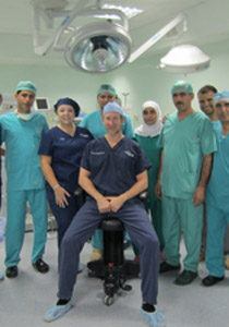 طبيب أمريكي يجري أكثر من 40 عملية للعيون مجاناً في فلسطين! صورة رقم 1 طبيب أمريكي يجري أكثر من 40 عملية للعيون مجاناً في فلسطين! صورة رقم 1