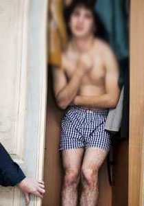 قلدوا صوت فتاة واستدرجوه ثم صوروه باوضاع مشينة! صورة رقم 1 قلدوا صوت فتاة واستدرجوه ثم صوروه باوضاع مشينة! صورة رقم 1