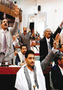 تراشق بالاحذية وتبادل الفاظ نابية في البرلمان اليمني!! صورة رقم 1