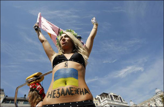 نساء أوكرانيات يتصدين لزيارة بوتين عاريات الصدور!  صورة رقم 10