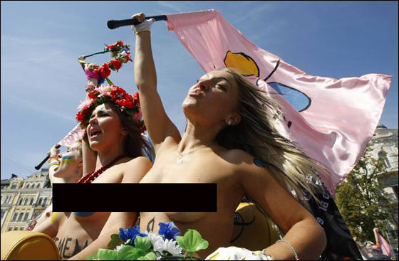 نساء أوكرانيات يتصدين لزيارة بوتين عاريات الصدور!  صورة رقم 2