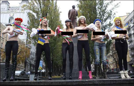 نساء أوكرانيات يتصدين لزيارة بوتين عاريات الصدور!  صورة رقم 3