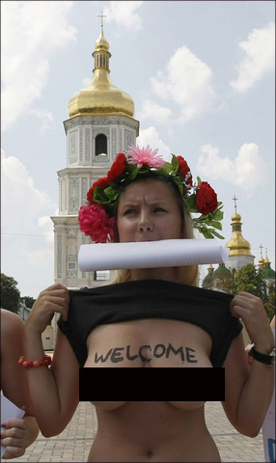 نساء أوكرانيات يتصدين لزيارة بوتين عاريات الصدور!  صورة رقم 7