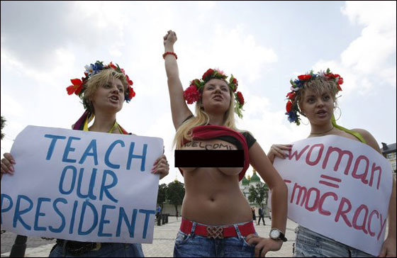 نساء أوكرانيات يتصدين لزيارة بوتين عاريات الصدور!  صورة رقم 6