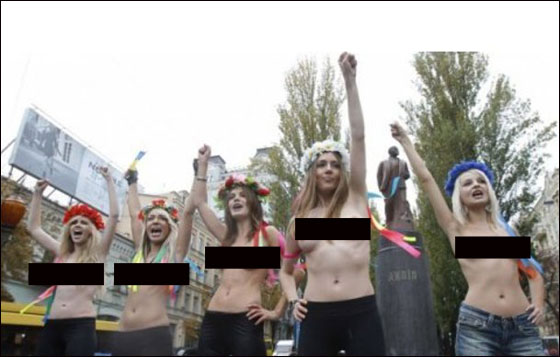 نساء أوكرانيات يتصدين لزيارة بوتين عاريات الصدور!  صورة رقم 9