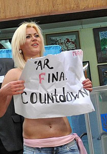 نساء أوكرانيات يتصدين لزيارة بوتين عاريات الصدور!  صورة رقم 1