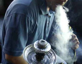 يترك ابنه الصغير في سيارة محكمة الاغلاق ليدخن 