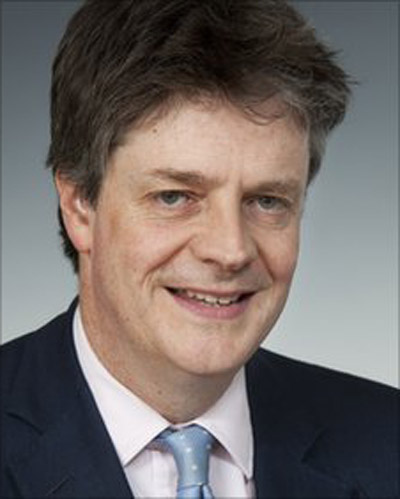 لصين يعترضا طريق وزير بريطانيا ويضرباه لسرقة حقيبته! صورة رقم 1