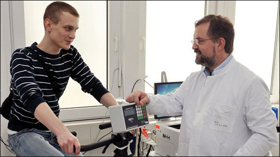 لأول مرة.. الماني يعيش بقلب صناعي منذ 5 سنوات!!  صورة رقم 5