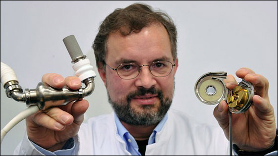 لأول مرة.. الماني يعيش بقلب صناعي منذ 5 سنوات!!  صورة رقم 3