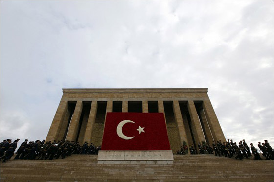 تفاديا للاحراج.. الرئيس التركي يفصل بين الجيش والزوجة!  صورة رقم 3