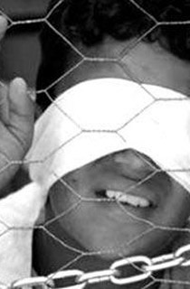 جريمة.. جنود اسرائيليون يبولون على أسيرين ويصورانهما عاريين صورة رقم 1