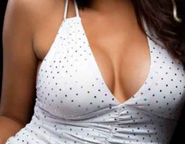 مراهقة كشفت عن نهديها امام المارة فتسببت بأزمة سير! صورة رقم 1