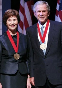 لورا بوش لزوجها الرئيس: إما أنا أو شرب الكحول!!  صورة رقم 1