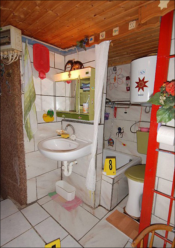 أشهر مغتصب.. فخور باغتصابه لابنته التي أكسبته الشهرة!!  صورة رقم 6