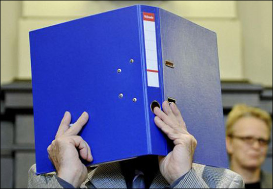 أشهر مغتصب.. فخور باغتصابه لابنته التي أكسبته الشهرة!!  صورة رقم 8