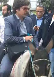 في ايران.. الحمار بدل السيارة بسبب العقوبات والآتي اعظم! صورة رقم 1