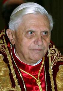 300 مثلي إسباني يتبادلون القبل الساخنة في حاضرة البابا صورة رقم 1