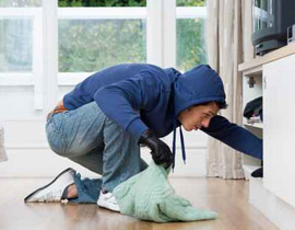 في الكويت.. لص يسرق بيته!! صورة رقم 1 في الكويت.. لص يسرق بيته!! صورة رقم 1