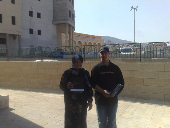 orange تتجوّل في شوارع سخنين وتزور مشاهدي مباراة سخنين واشدود في الدوحة صورة رقم 6 orange تتجوّل في شوارع سخنين وتزور مشاهدي مباراة سخنين واشدود في الدوحة صورة رقم 6