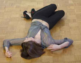 تشاجر مع صديقته المرتكبة الفاحشة فقتلها ومكث بجوار جثتها 3 اسابيع! صورة رقم 1