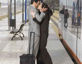 البحرين: القبض على عشيقين تبادلا القبل الساخنة في المطار! صورة رقم 1