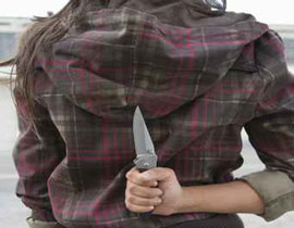 طعنت نفسها واتهمت زوجها بسكب الماء المغلي عليها!! صورة رقم 1