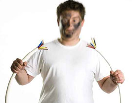 انقذ ابنته من صعقة كهربائية وتوفي هو ونجليه صورة رقم 1