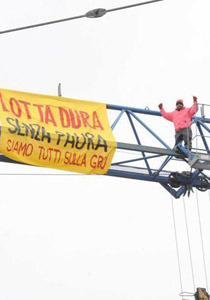 للمطالبة بحقوقهم.. 5 مهاجرين يقيمون منذ 12 يوماً في رافعة  صورة رقم 1