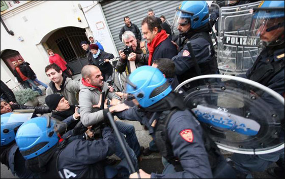 للمطالبة بحقوقهم.. 5 مهاجرين يقيمون منذ 12 يوماً في رافعة  صورة رقم 2