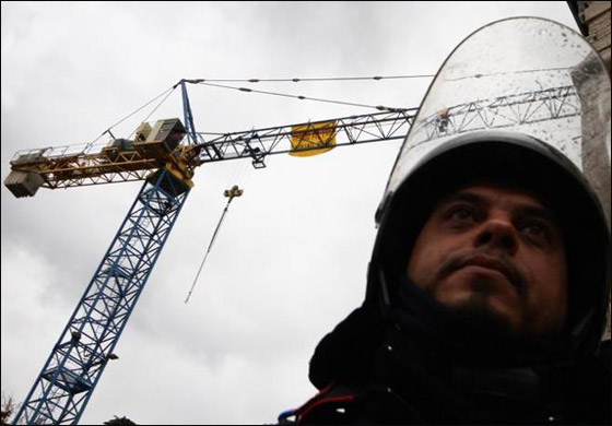 للمطالبة بحقوقهم.. 5 مهاجرين يقيمون منذ 12 يوماً في رافعة  صورة رقم 5