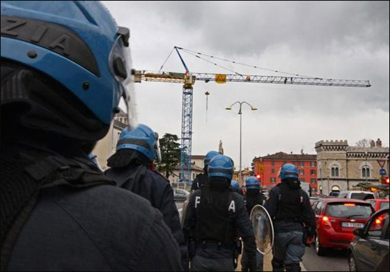 للمطالبة بحقوقهم.. 5 مهاجرين يقيمون منذ 12 يوماً في رافعة  صورة رقم 4