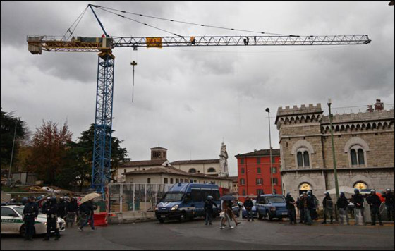 للمطالبة بحقوقهم.. 5 مهاجرين يقيمون منذ 12 يوماً في رافعة  صورة رقم 8