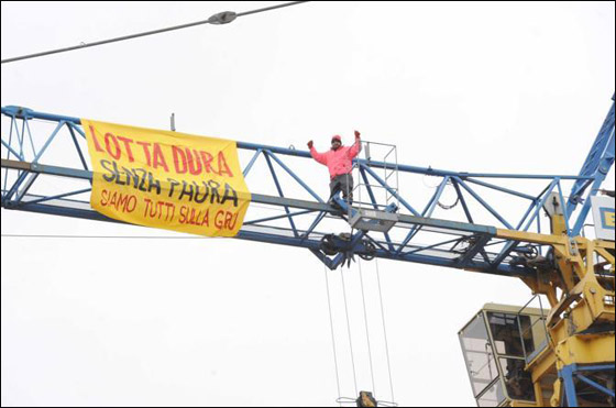 للمطالبة بحقوقهم.. 5 مهاجرين يقيمون منذ 12 يوماً في رافعة  صورة رقم 3