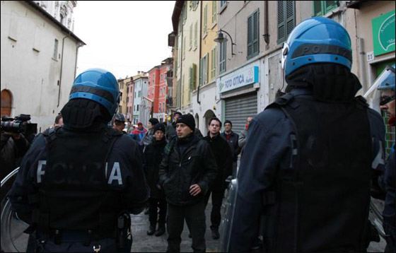 للمطالبة بحقوقهم.. 5 مهاجرين يقيمون منذ 12 يوماً في رافعة  صورة رقم 9