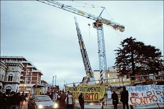 للمطالبة بحقوقهم.. 5 مهاجرين يقيمون منذ 12 يوماً في رافعة  صورة رقم 6