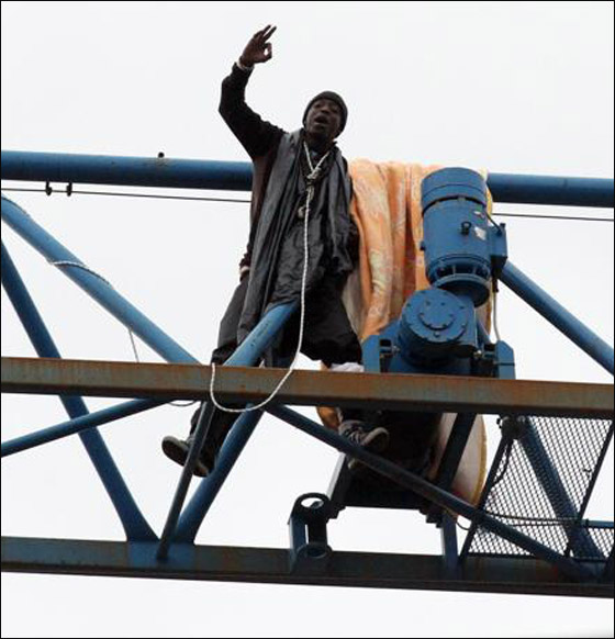 للمطالبة بحقوقهم.. 5 مهاجرين يقيمون منذ 12 يوماً في رافعة  صورة رقم 10