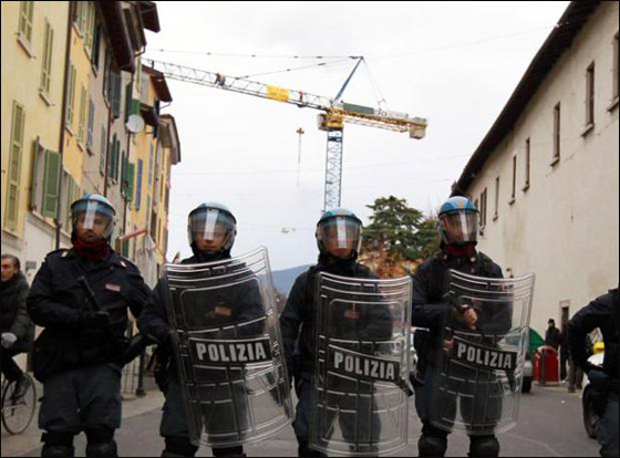 للمطالبة بحقوقهم.. 5 مهاجرين يقيمون منذ 12 يوماً في رافعة  صورة رقم 7