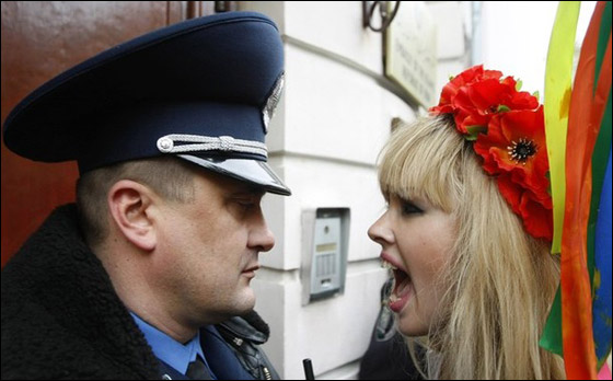 نساء عاريات الصدور تضامنا مع ايرانية محكوم عليها بالإعدام  صورة رقم 4