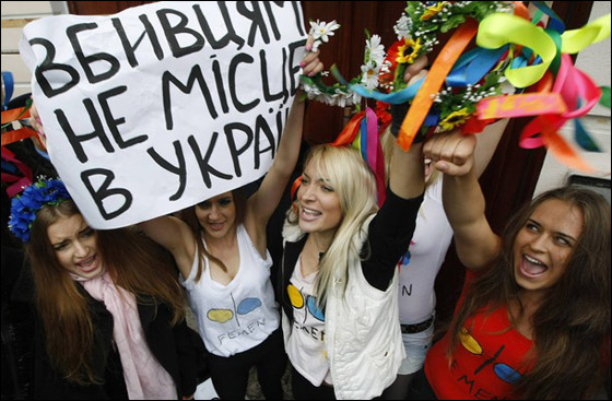 نساء عاريات الصدور تضامنا مع ايرانية محكوم عليها بالإعدام  صورة رقم 9