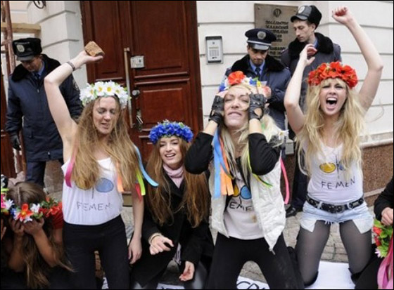 نساء عاريات الصدور تضامنا مع ايرانية محكوم عليها بالإعدام  صورة رقم 12