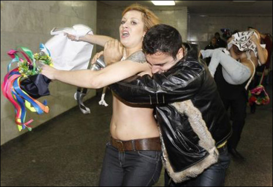 نساء عاريات الصدور تضامنا مع ايرانية محكوم عليها بالإعدام  صورة رقم 3