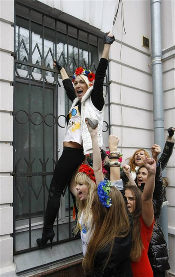 نساء عاريات الصدور تضامنا مع ايرانية محكوم عليها بالإعدام  صورة رقم 5