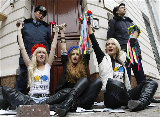 نساء عاريات الصدور تضامنا مع ايرانية محكوم عليها بالإعدام  صورة رقم 13