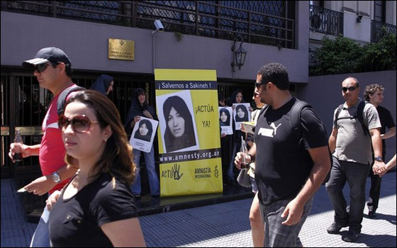 نساء عاريات الصدور تضامنا مع ايرانية محكوم عليها بالإعدام  صورة رقم 6