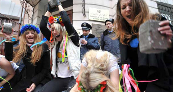 نساء عاريات الصدور تضامنا مع ايرانية محكوم عليها بالإعدام  صورة رقم 11