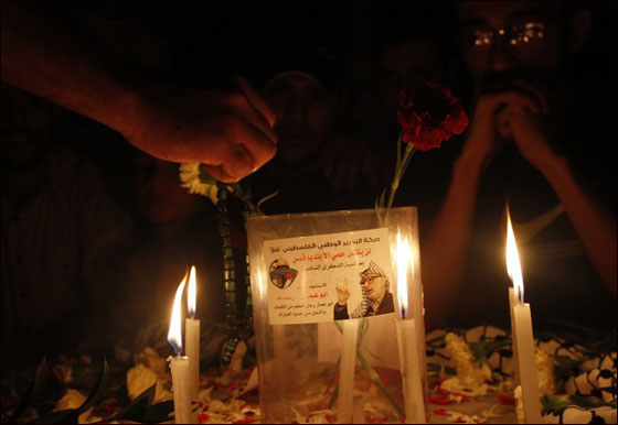 هكذا احيا الفلسطينيون الذكرى السادسة للرئيس عرفات!  صورة رقم 2